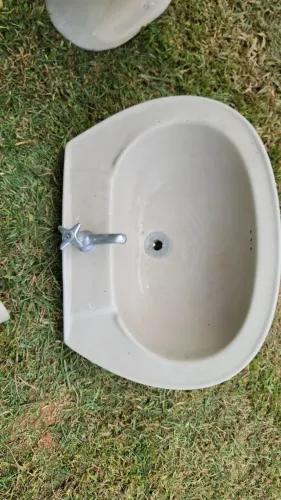 Conjunto de pia e vaso sanitário.