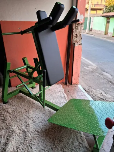 Agachamento hack articulado 