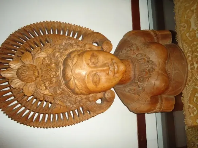 Estatua Indonésia de madeira