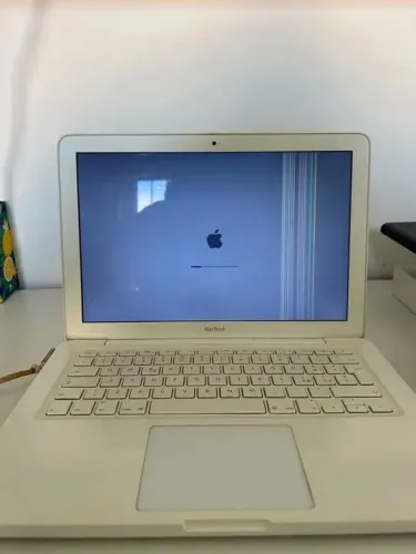 MacBook Branco Funcionando. 410 reais.