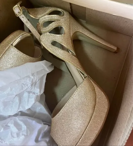 Sandália dourada glitter