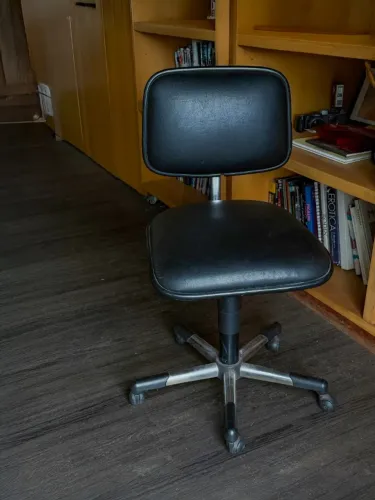 cadeira giratória de couro escritório semi-nova BLACK FRIDAY