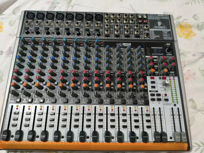 Mesa de Som Behringer Xenyx X2222USB - 22 Canais, Interface USB e Efeitos