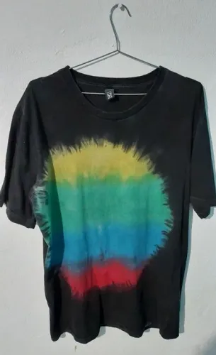 Camiseta Tye Dye Tamanho: G Cor: Preto e Colorido - NEW SKT TRD MRK