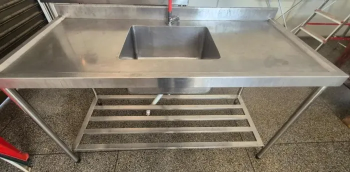 Bancada de inox com cuba e Prateleira Inferior 