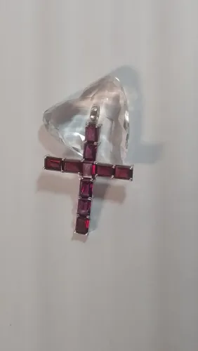 Pingente Cruz com 10 RUBILITAS Extras facetadas PEDRA DO AMOR em prata 925.