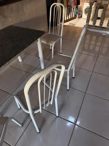 Conjunto de mesa com cadeiras brancas para cozinha ou área externa