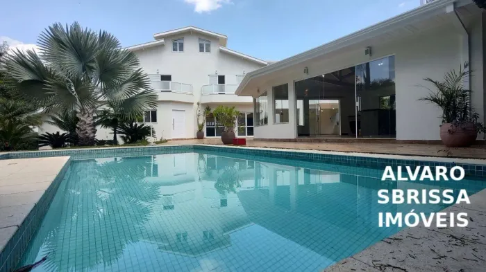 Casa com piscina, área gourmet e grande quintal. Estuda permuta com imóvel comercial. 395