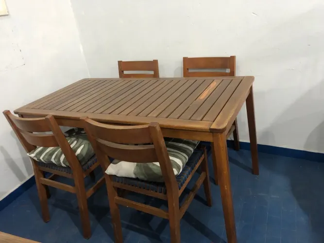 Mesa de Jantar em Madeira com Cadeiras