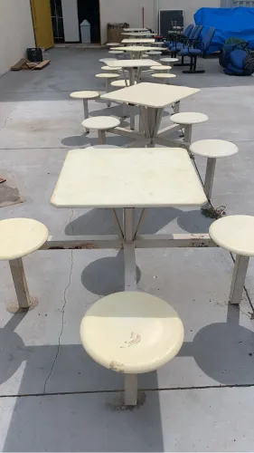 Mesa com bancos acoplados