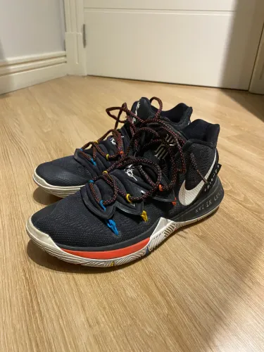 Tênis Nike Kyrie 5 edição especial friends 