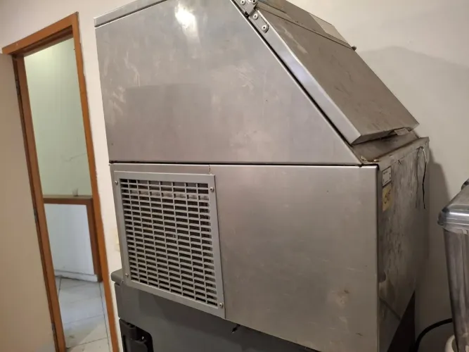 Máquina de Gelo Industrial - Ideal para Bares e Restaurantes