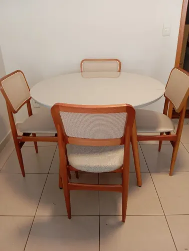 Mesa na laka e com cadeiras super resistente de madeira maciça