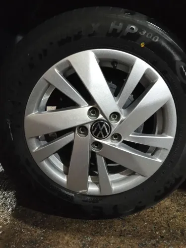 Rodas com pneus polo 2026