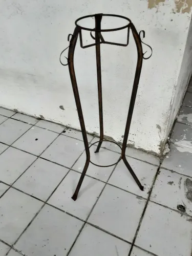 Coluna de ferro com suporte para planta