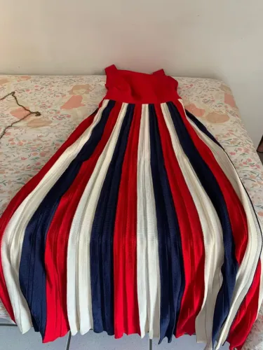 Vestido Tricolor com Detalhes Plissados
