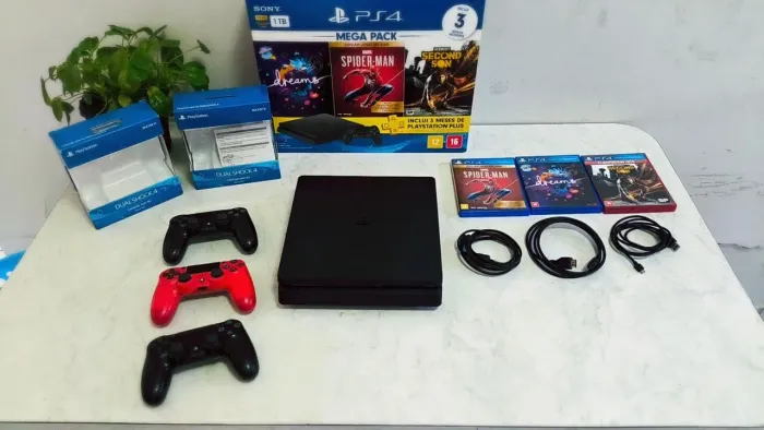 PS4 Slim 1Tb com 3 Controles originais, 3 Jogos, com cx e todos os cabos originais 