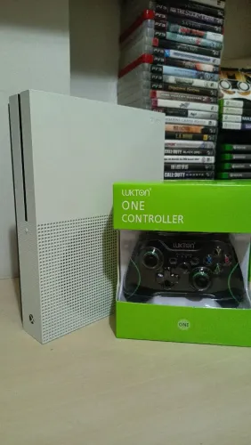 Xbox One S + jogos e controles com fio