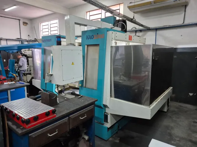 Centro de usinagem synitron cnc 1000 X 600 X600 