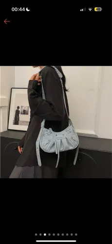 Bolsa de Ombro Azul com Detalhes em Metal