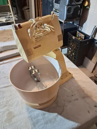 Batedeira de bolo funcionando 