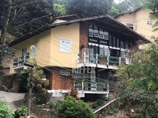 Casa Triplex em Condomínio Fechado | 3 Pavimentos e Anexo