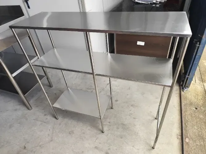 Estante feita em Aço inox - prateleiras reforçadas