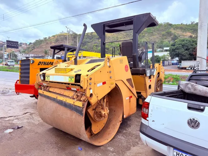 Rolo compactador CAT CB534D, duplo tandem (chapa/ chapa)ano 2011