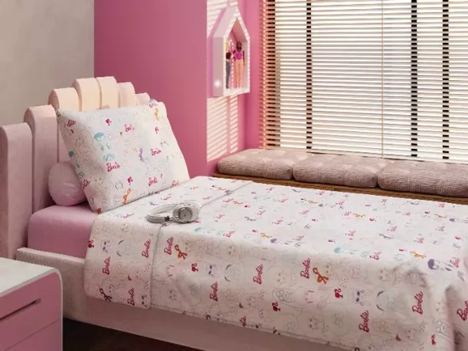 Cama, mesa e Banho.