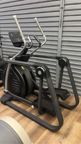 Elíptico Profissional para Academia - Movement