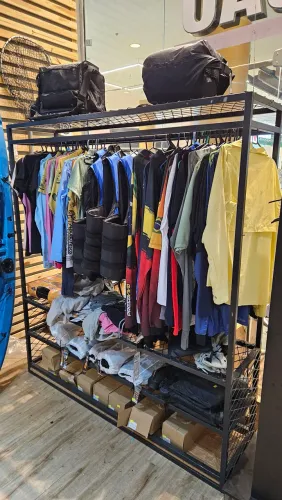 Arara de roupas estilo industrial aço ferro metalon