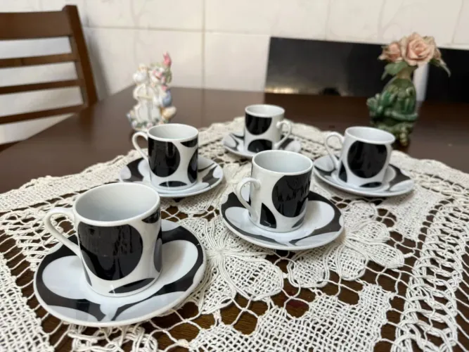 Conjunto de xícaras de café com design moderno