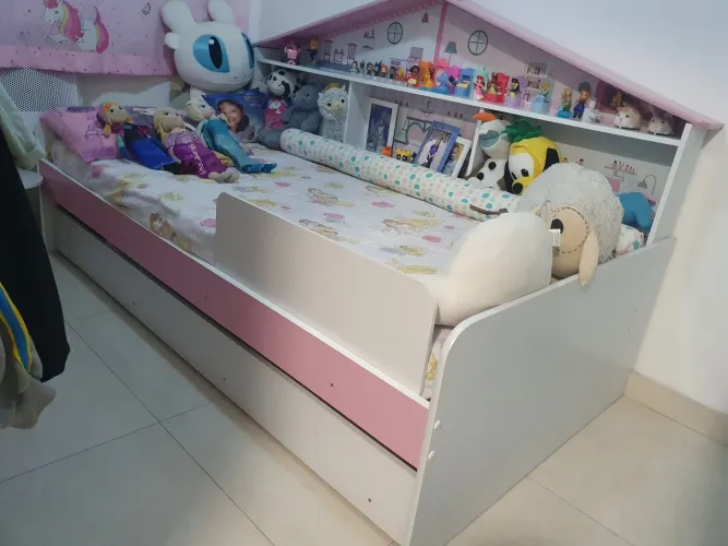 Cama Infantil com prateleira para brinquedos