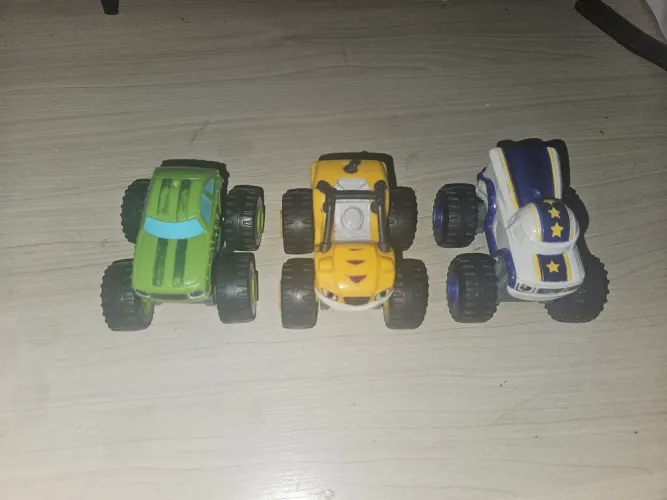 Carros Blaze Moster Machine originais.