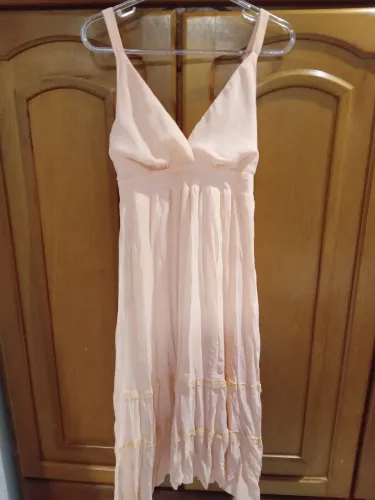 Vestido leve e elegante em tom pastel