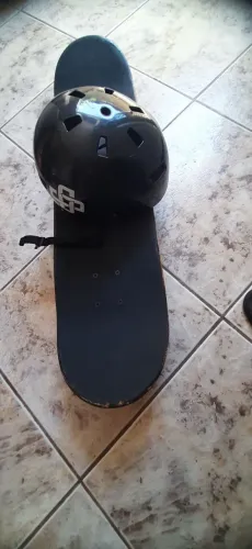 Skate e capacete