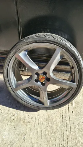 Rodas Porsche aro 20 com pneu perfil baixo