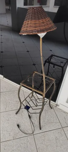 LUMINÁRIA DE CHÃO RÚSTICA COM REVISTEIRO DE FERRO - CÚPULA DE VIME USADA
