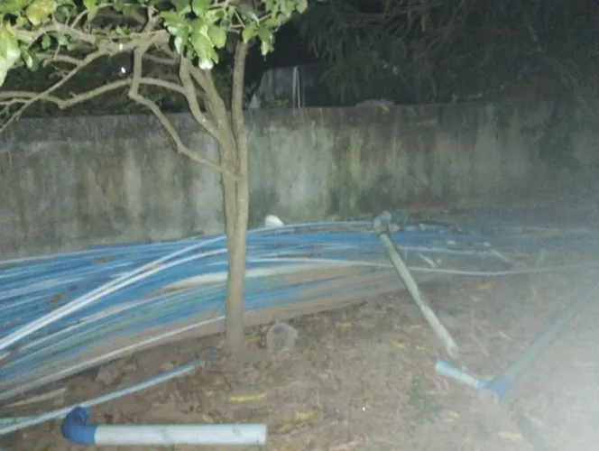 Canos azul PVC para rega. R$ 1.000