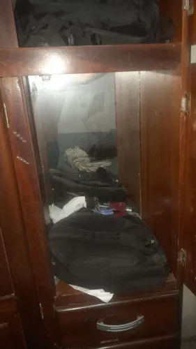 Guarda roupa de madeira
