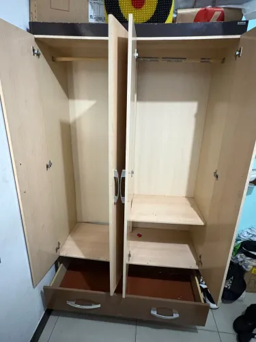Vendo guarda-roupa usado, com bom espaço interno, prateleiras e gavetas inferiores