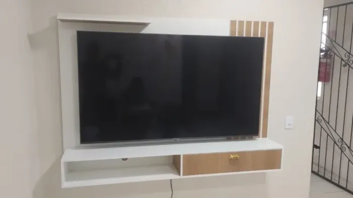 Painel 65'' amadeirado ripado em mdf 