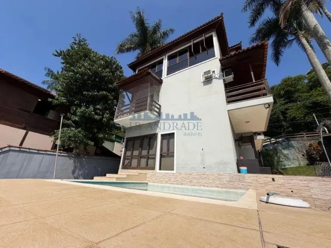 Casa em condomínio fechado com segurança 24hrs, 600m, 5 quartos com piscina e espaço gourm