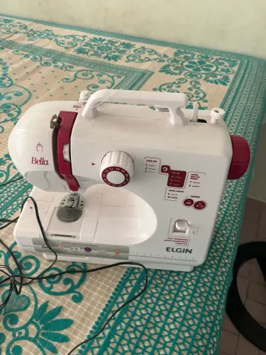 Máquina de costura pequena