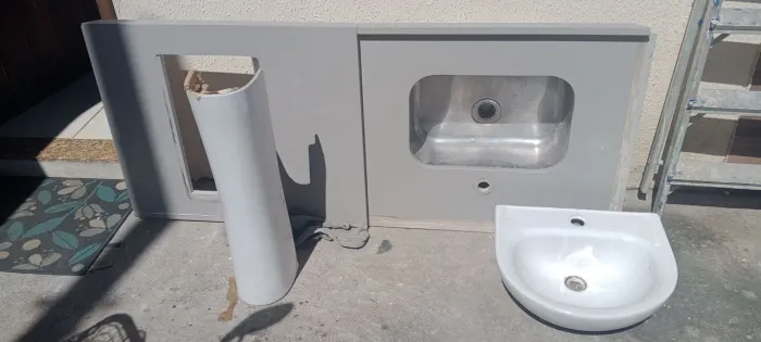 2 pia de banheiro com a base,e uma bancada de porcelana com cuba de inox