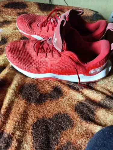 Tênis Under Armour número 48 - 33cm (cor vermelho)