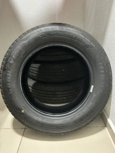 Pneus com apenas 1.000km rodados