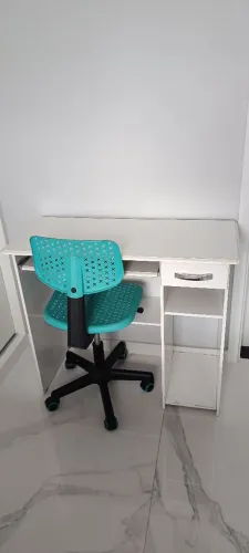 Mesa de computador com algumas avarias+ cadeira