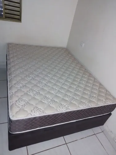 Vende-se cama box de casal