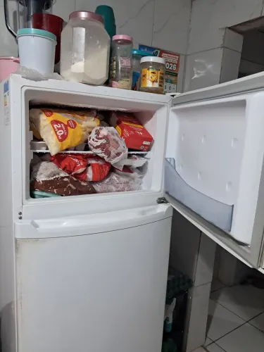 Geladeira em perfeito estado de uso, so estou vendendo porque comprei outra.